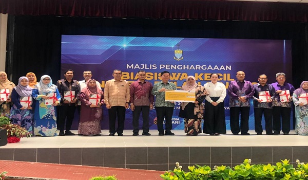 Ketua Menteri Pulau Pinang, Chow Kon Yeow bersama penerima Biasiswa Kecil Negeri pada Majlis Penghargaan BKN 2025 di Kompleks Masyarakat Penyayang, George Town.